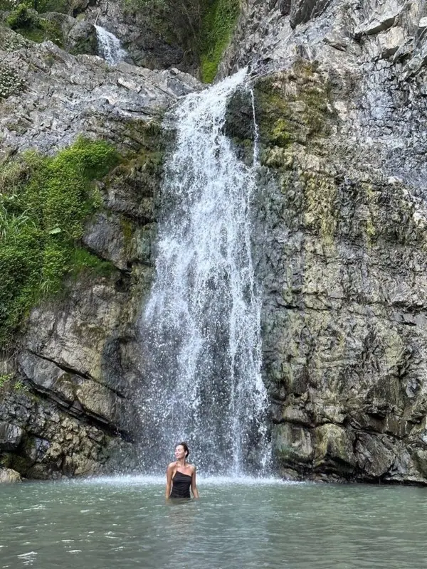 Высокий водопад и чаша для купания